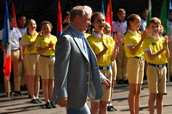 «Дети солнца» встретили В.В.Путина в «Артеке»