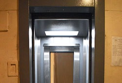 В домах №№ 8 и 42 пустили в эксплуатацию новые лифты