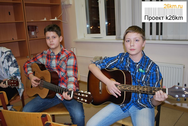 Опианариум гитара обучение. Школа 62 Краснодар обучении гитаре. На каких гитарах учат играть в музыкальных школах. Гитару про школу