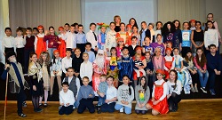 Школьники представили спектакль «Новогодняя сказка»