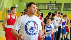 Чемпион мира по боксу Андрей Курнявка провел урок в школе
