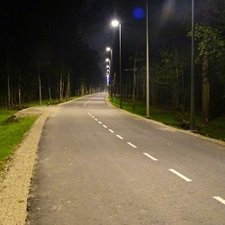 Велопешеходную дорожу освещают более 150 фонарей