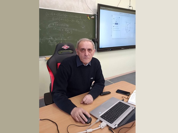 Учитель математики школы №2065 получил грант от Правительства Москвы